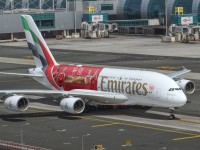 طيران الإمارات تحتفي بتتويج أرسنال بالدوري الإنجليزي بكسوة خاصة لطائرتها الإيرباص A380