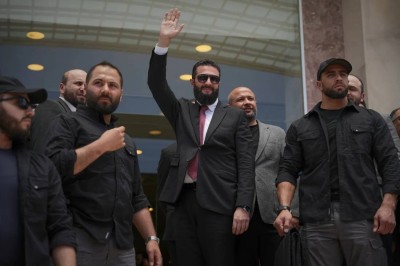 الرئيس السوري يتفقد مناطق الفيضانات في دير الزور