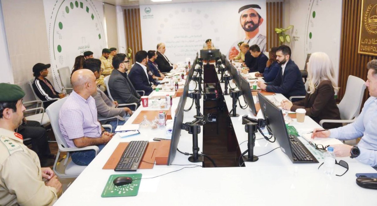 ضباط الإدارة العامة للمرور في شرطة دبي وممثلو شركات التوصيل خلال اللقاء