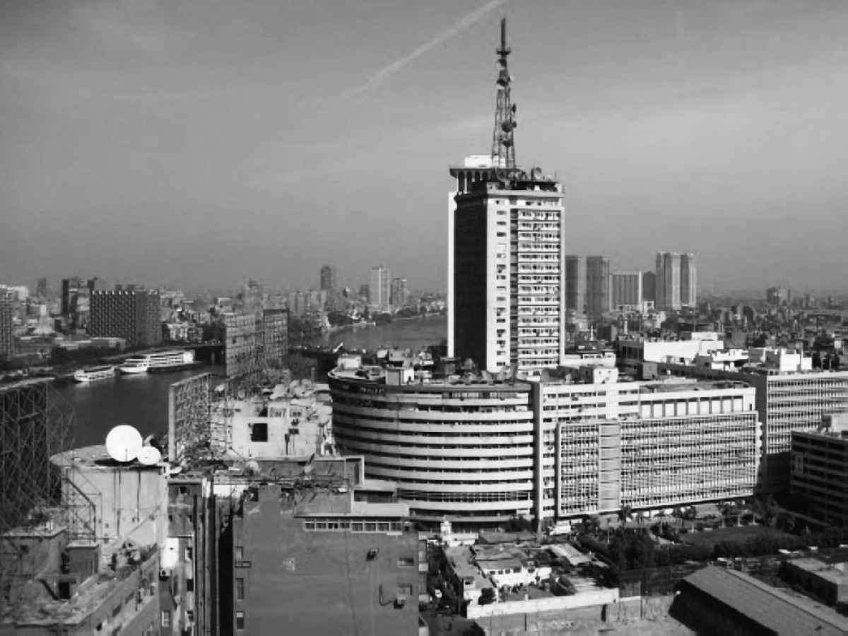 1934 - الإذاعة المصرية تبدأ بثها للمرة الأولى.