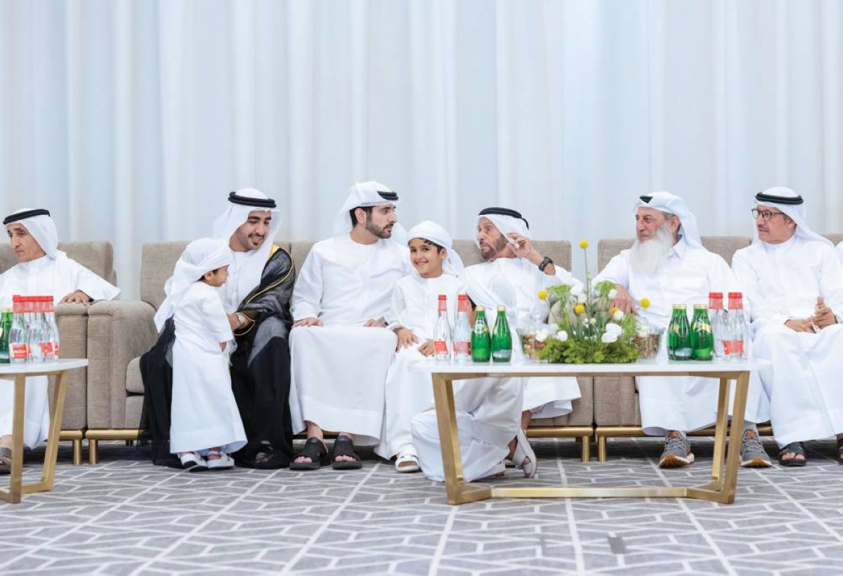  حمدان بن محمد مع العريس وذويه بحضور سعيد بن مكتوم 