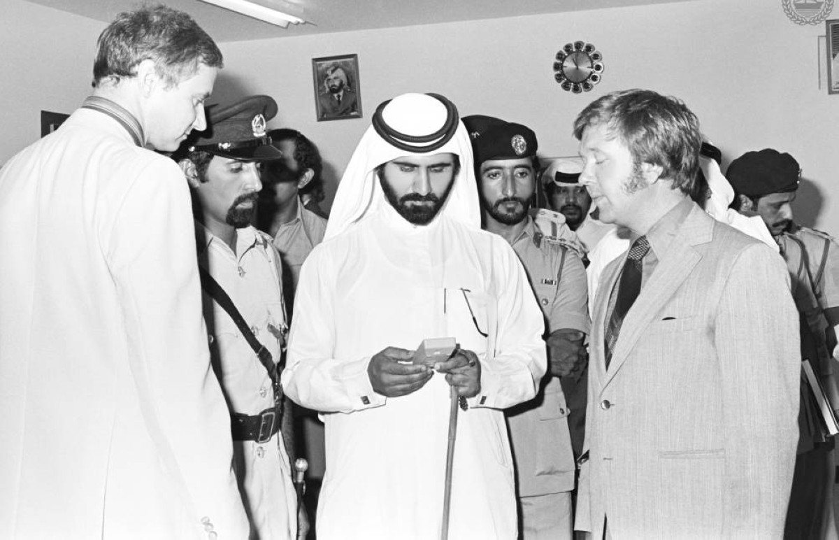 محمد بن راشد أثناء تدشين أول خدمة إلكترونية في شرطة دبي بحضور بطي آل مكتوم وعبد الله بالهول عام 1979 