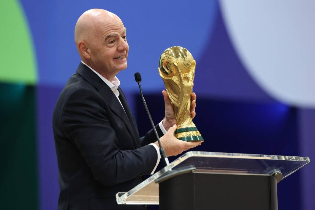 DALLAS, TEXAS - JUNE 01: FIFA President Gianni Infantino holds the FIFA World Cup winner's trophy while speaking during the FIFA World Cup 2026 International Broadcast Center Grand Opening ceremony on June 01, 2026 in Dallas, Texas. Sam Hodde/Getty Images/AFP (Photo by Sam Hodde / GETTY IMAGES NORTH AMERICA / Getty Images via AFP)