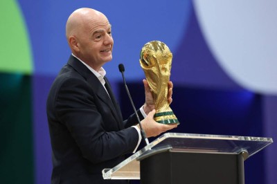 DALLAS, TEXAS - JUNE 01: FIFA President Gianni Infantino holds the FIFA World Cup winner's trophy while speaking during the FIFA World Cup 2026 International Broadcast Center Grand Opening ceremony on June 01, 2026 in Dallas, Texas.   Sam Hodde/Getty Images/AFP (Photo by Sam Hodde / GETTY IMAGES NORTH AMERICA / Getty Images via AFP)