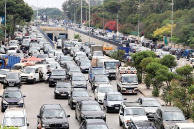 مئات السيارات تغادر الضاحية الجنوبية في بيروت بعد التهديد الإسرائيلي بقصفها