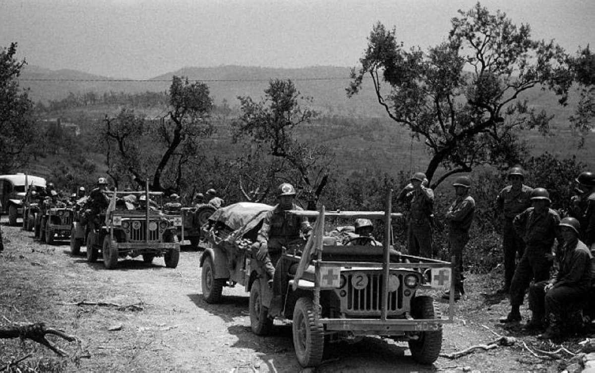 1944 قوات الحلفاء تدخل روما وتجاوزها إلى ما بعد فلورنسا في نهاية الحرب العالمية الثانية.
