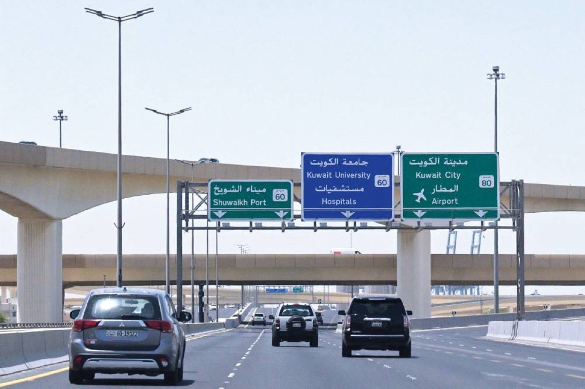 مركبات تسير على الطريق السريع الرئيسي في مدينة الكويت
