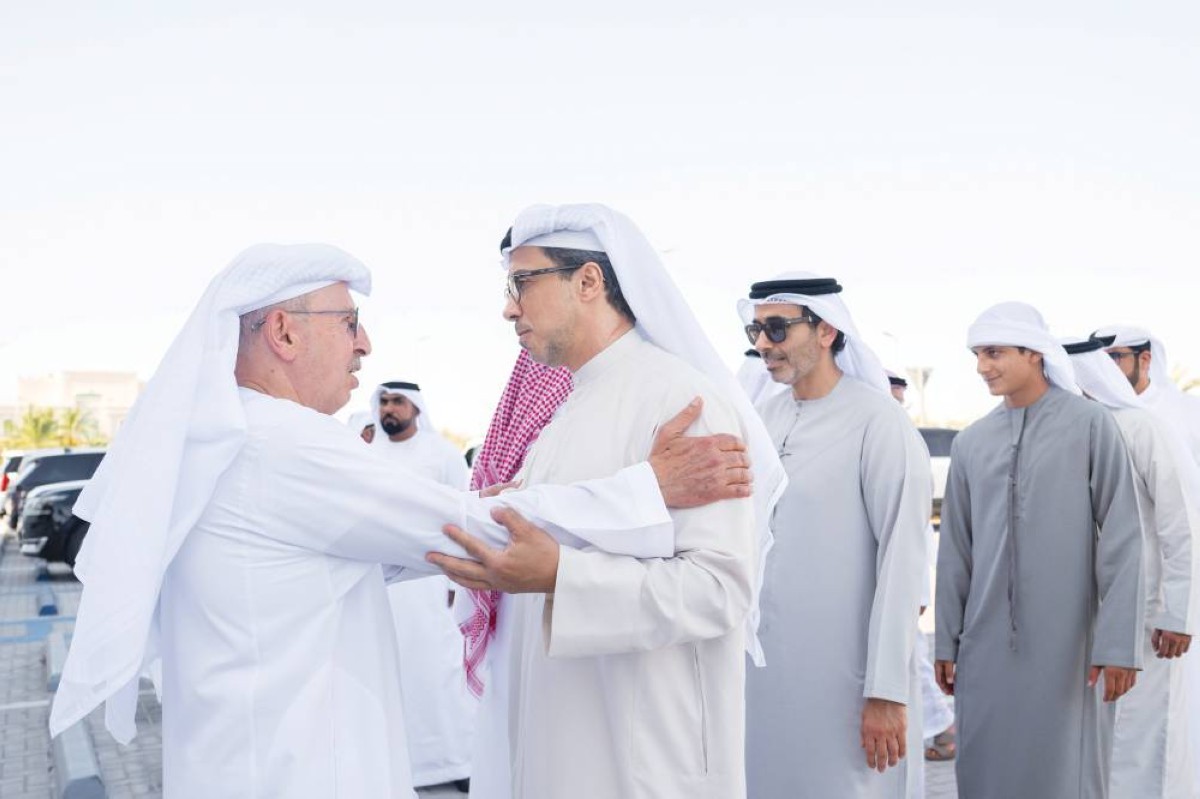 منصور بن زايد خلال تقديم واجب العزاء بحضور ذياب بن زايد 