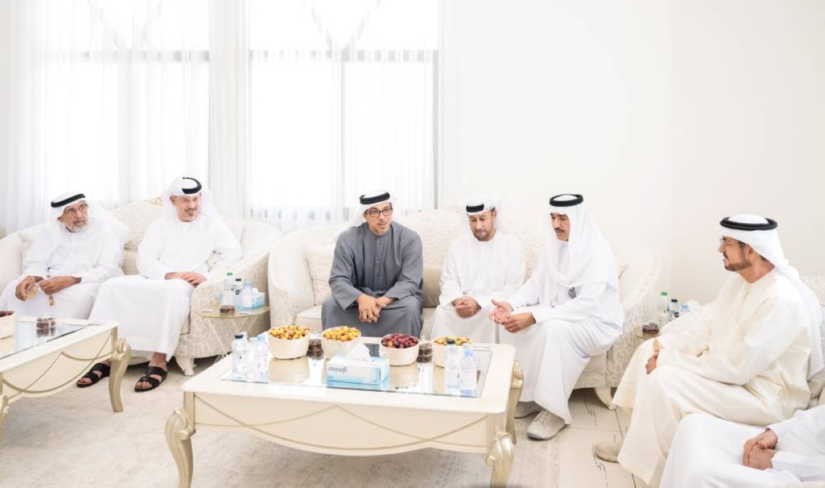 منصور بن زايد معزياً أحمد جمعة الزعابي وأسرة الفقيد 