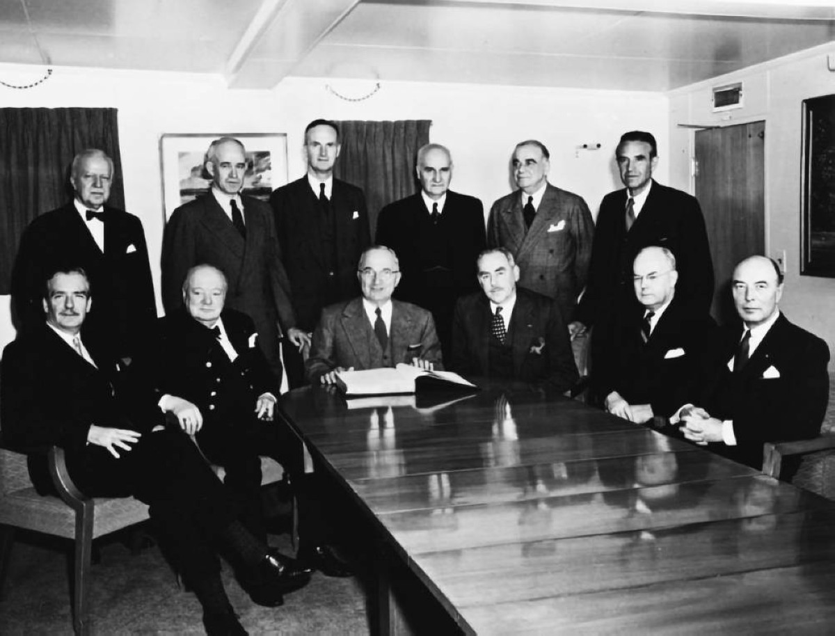 1947 -   وزير خارجية أمريكا جورج مارشال يعلن خطته لإعادة إعمار أوروبا بعد الحرب العالمية الثانية.