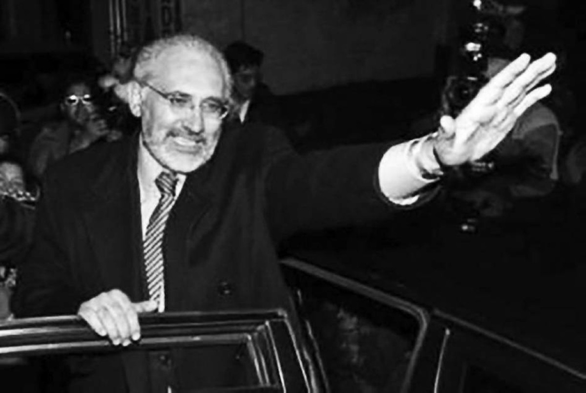 2005 -  استقالة رئيس بوليفيا كارلوس ميسا إثر احتجاجات نادت بتأميم الغاز الطبيعي.