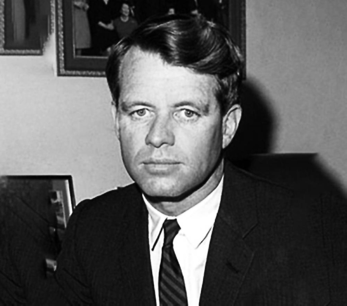 1968 -  وفاة المرشح الرئاسي الأمريكي روبرت ف. كينيدي بعد يوم من تعرّضه لعملية إطلاق نار.
