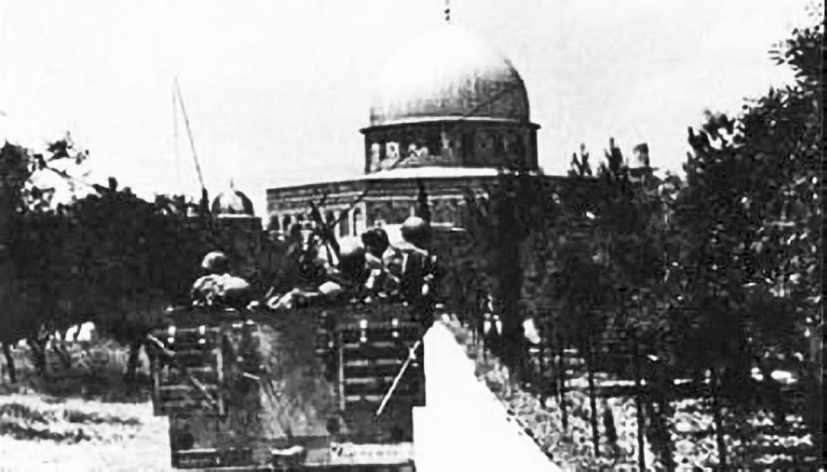 1967 -  الجيش الإسرائيلي يحتل القدس وذلك في ثاني أيام حرب الأيام الستة.