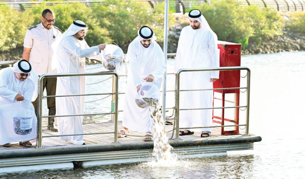 أحمد بن سعود خلال إطلاق «إصبعيات الشعري» 