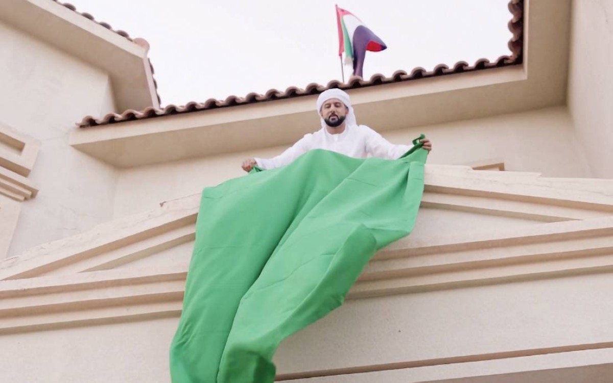 خلال رفع العلم الأخضر على أحد منازل الحجاج