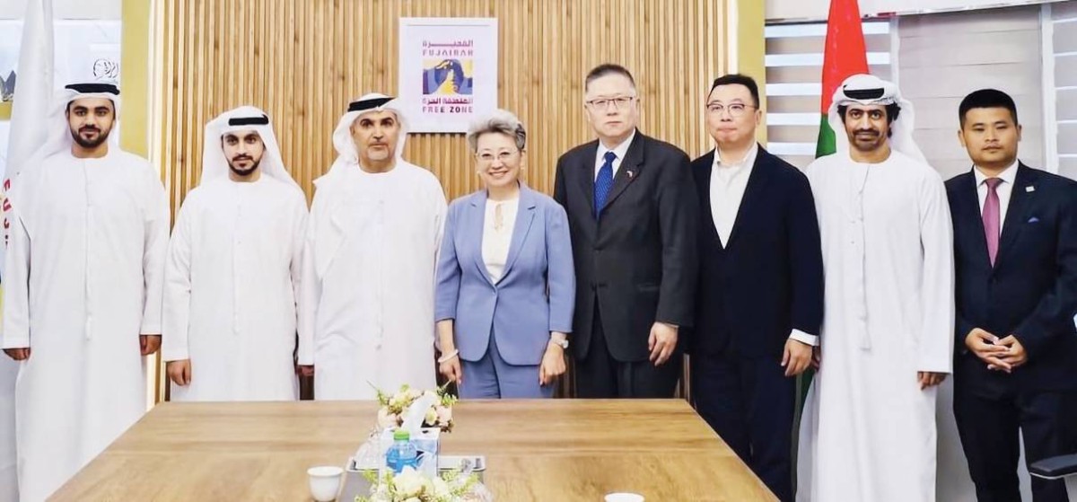 حبيب العوضي وعدد من مسؤولي المنطقة الحرة بالفجيرة مع الجانب الصيني