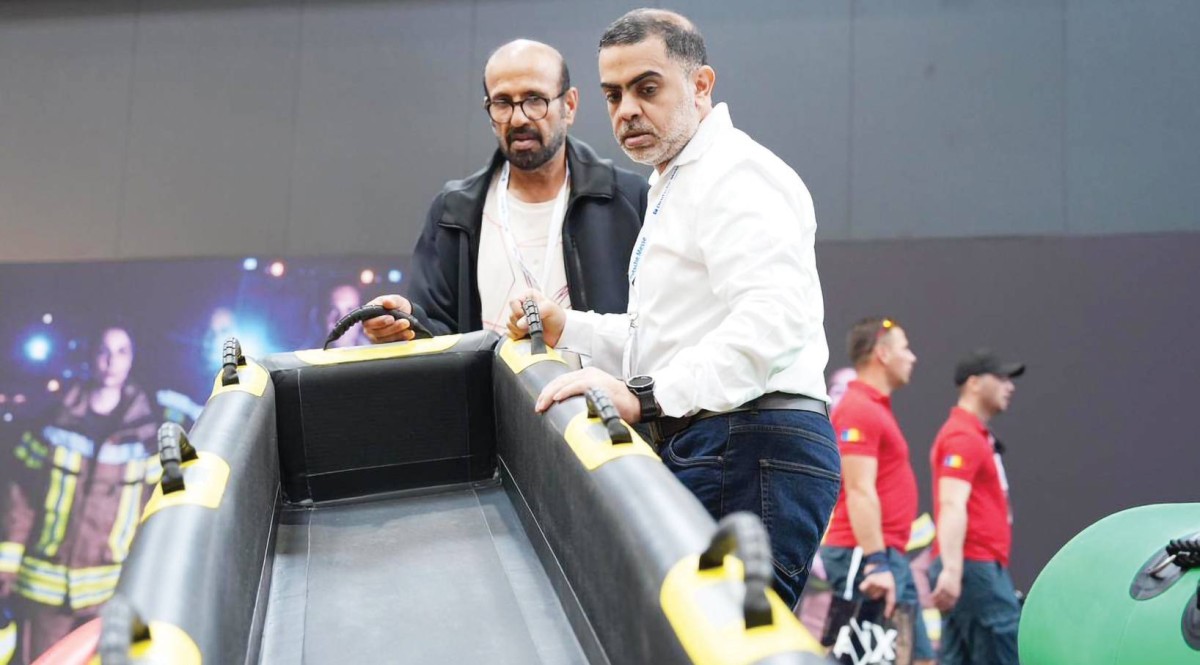 راشد المطروشي خلال معاينة إحدى وسائل الإنقاذ