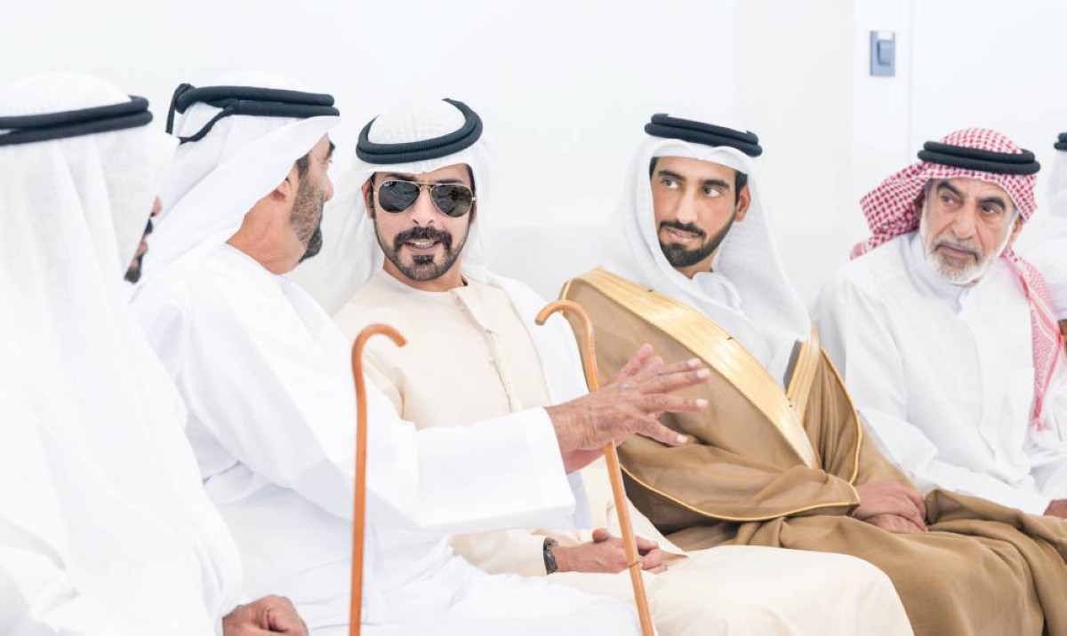 خليفة بن طحنون خلال حضوره الحفل