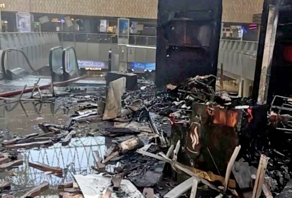 حطام متناثر عقب العدوان الإيراني على مطار الكويت الدولي الأسبوع الماضي