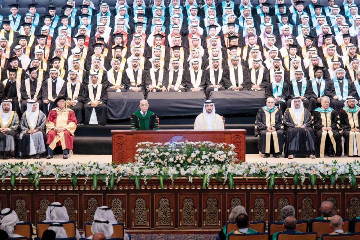 سلطان بن أحمد في لقطة مع الخريجين بحضور عصام الدين عجمي وأساتذة الجامعة