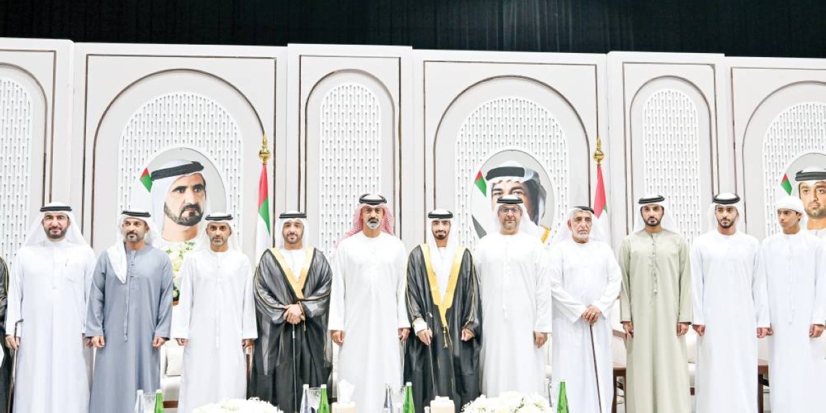 عمار النعيمي خلال الحفل بحضور أحمد وعبدالعزيز وراشد النعيمي