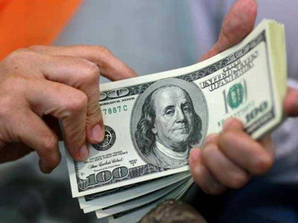 الدولار قرب ذروة شهرين مع تزايد التوقعات برفع المركزي الأمريكي للفائدة