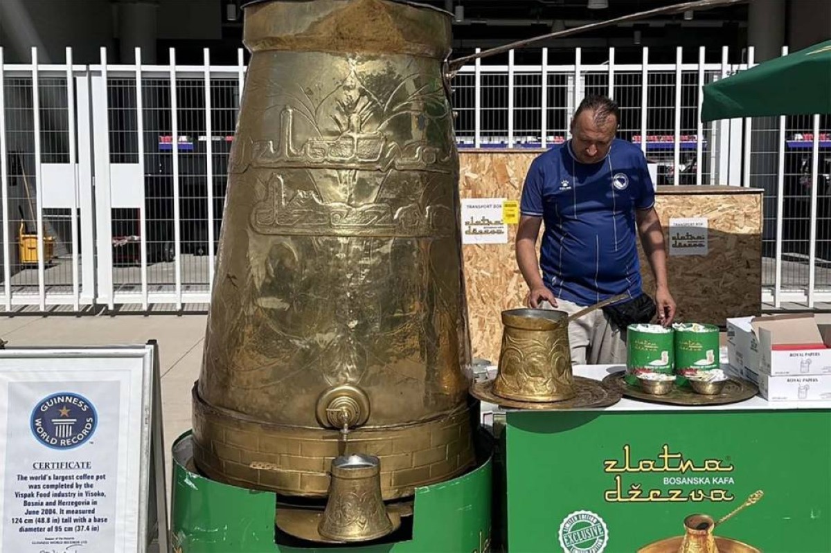 دلة عملاقة بـ8000 فنجان تخطف أنظار مشجعي كأس العالم