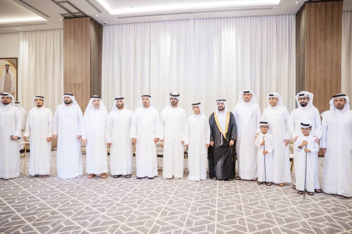 سعيد بن مكتوم خلال الحفل بحضور مروان بن غليطة وصلاح الفلاسي والعريس |