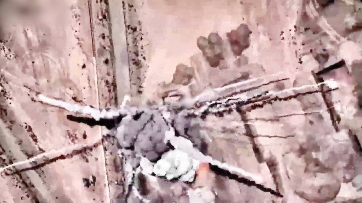 لقطة من فيديو للجيش الإسرائيلي تظهر غارة على نظام دفاع جوي في إيران