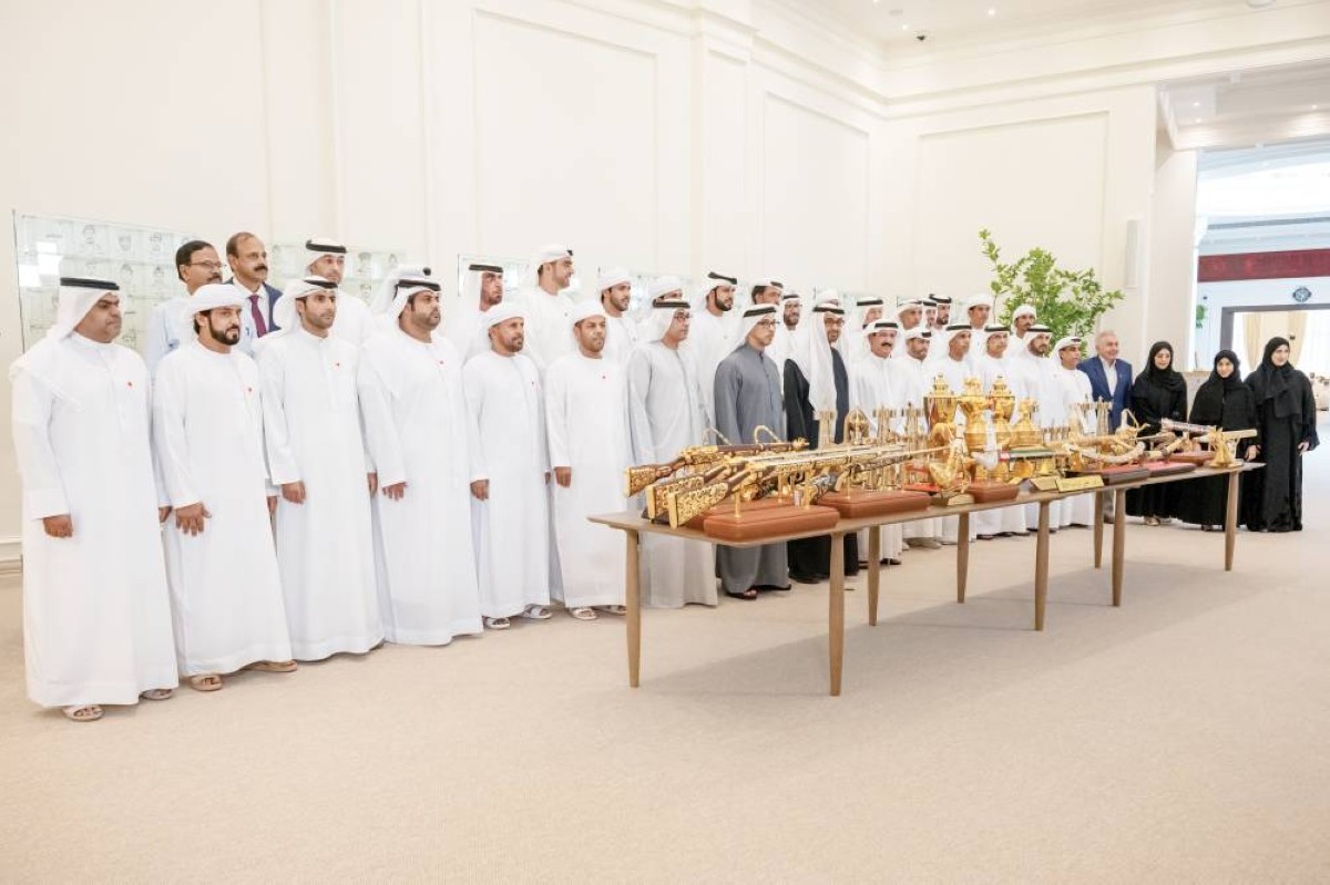 محمد بن زايد خلال استقباله فريق هجن الرئاسة بحضور منصور بن زايد وسلطان بن حمدان وحميد النيادي |