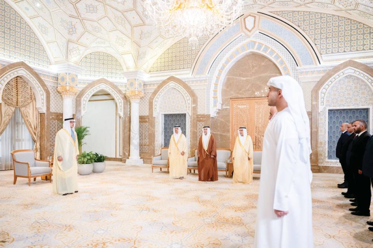 منصور بن زايد خلال أداء القضاة وأعضاء النيابة العامة الجدد اليمين بحضور يوسف العبري وعلي البلوشي وعلي الظاهري