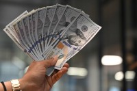 الدولار يحافظ على مكاسبه قرب أعلى مستوى في شهرين