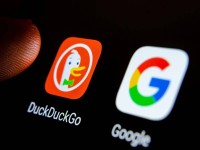غوغل تغيّر شكل البحث.. و"Duck Duck Go" يلتقط الرافضين