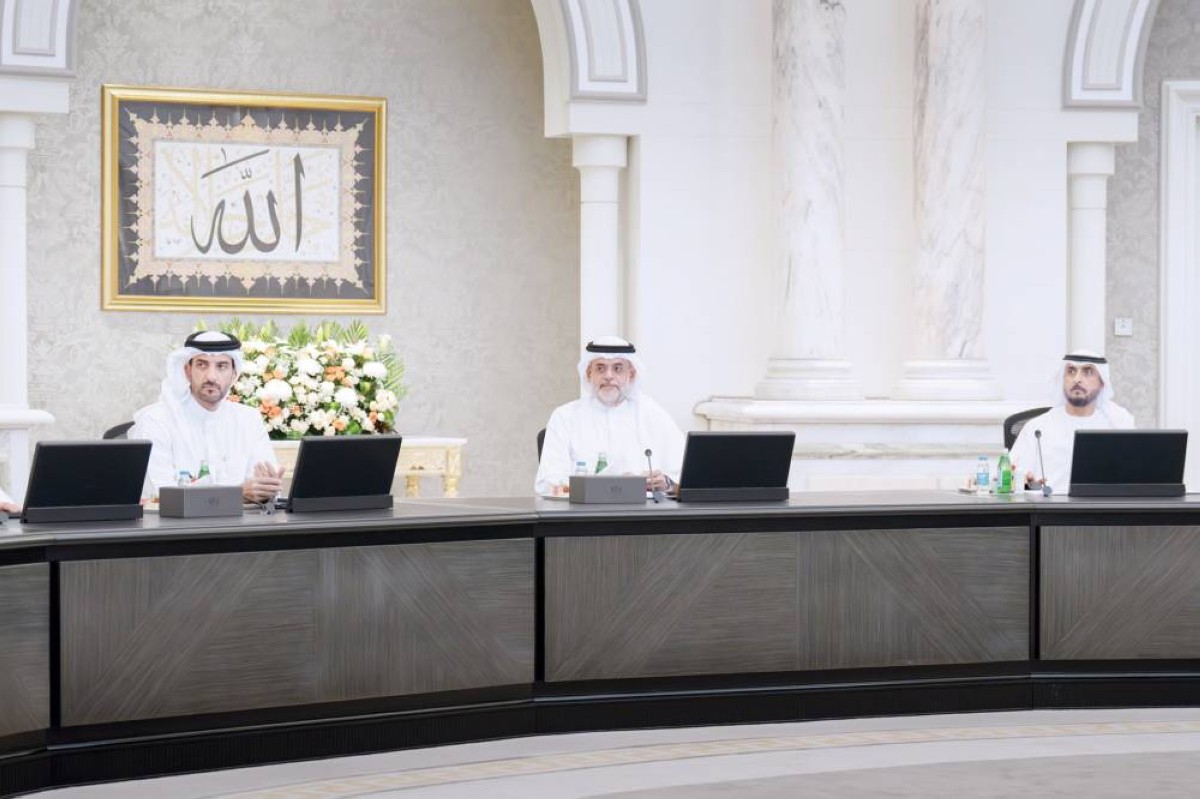سلطان بن محمد بن سلطان مترئساً الاجتماع بحضور سلطان بن أحمد