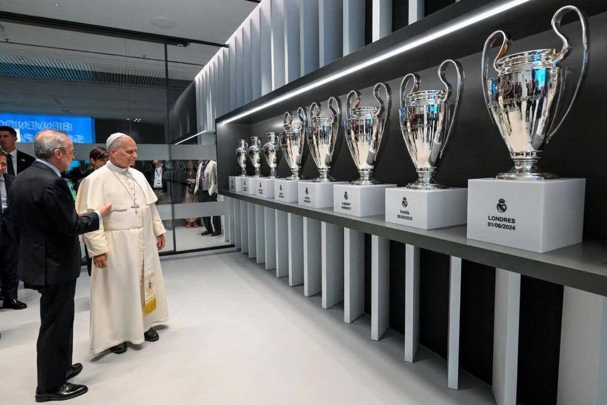 بيريز يهدي بابا الفاتيكان قميص ريال مدريد