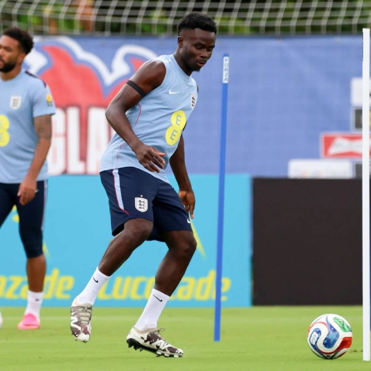 توخيل يتعامل بحذر مع إصابة ساكا قبل كأس العالم