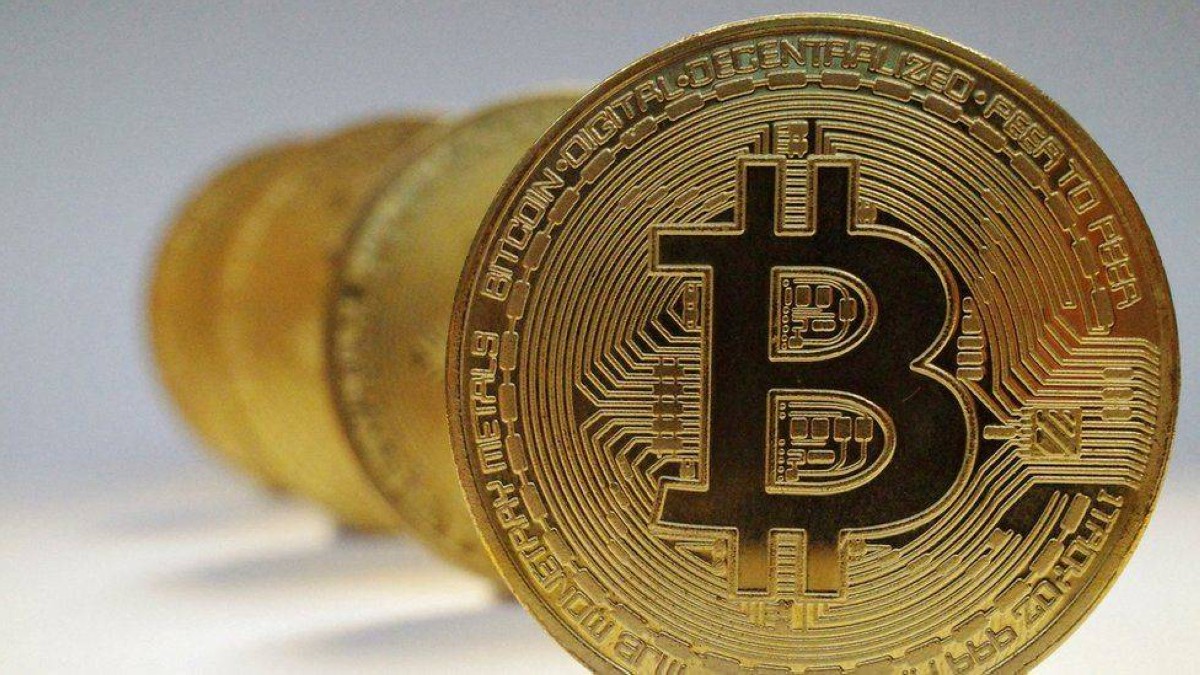تراجع حاد في سعر البيتكوين يؤدي إلى خسائر في نصف المعروض