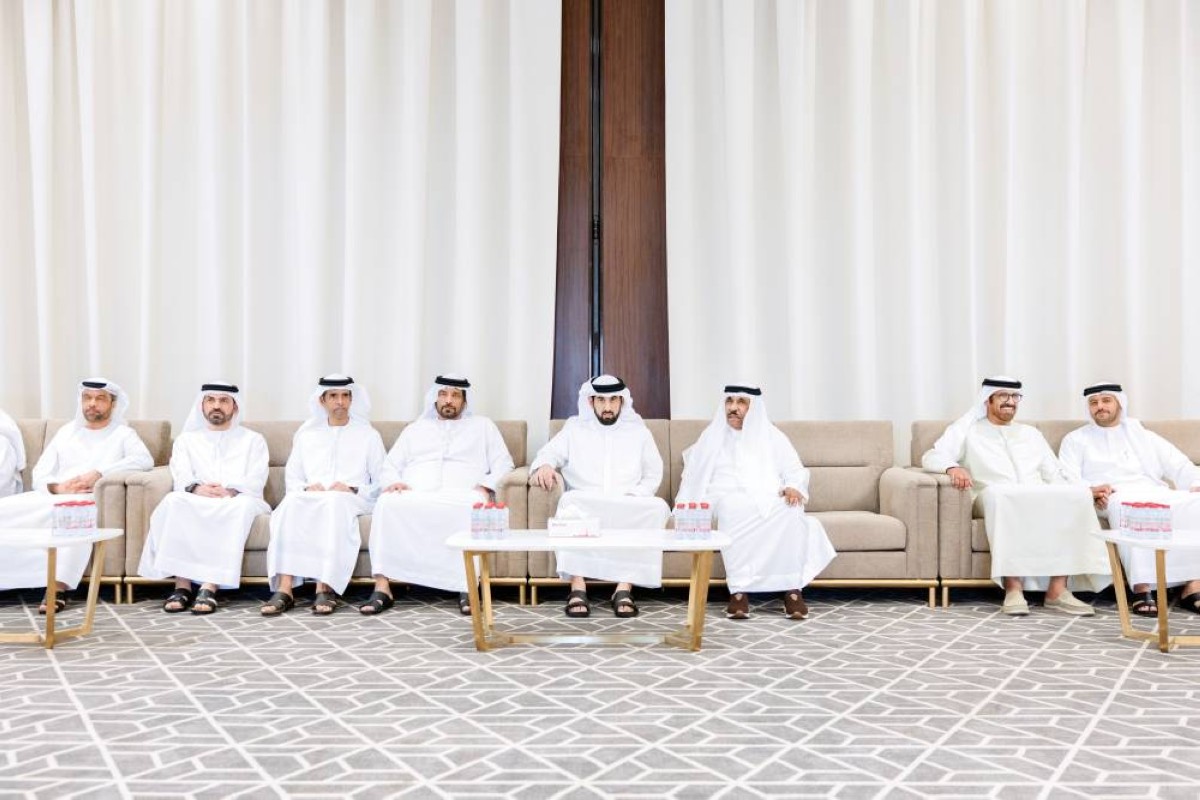 أحمد بن محمد خلال تقديمه واجب العزاء بحضور راشد المطروشي وناصر الرزوقي
