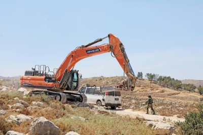 إسرائيل تهدم بيوت الفلسطينيين وتجرّف أراضيهم الزراعية بوهم التهجير