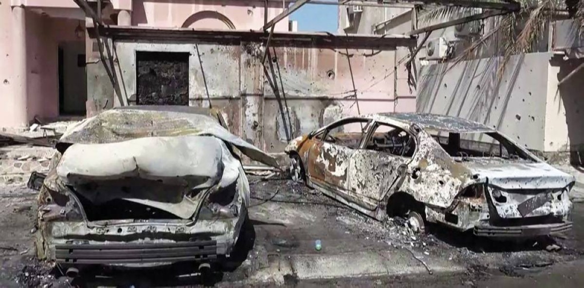 صورة مأخوذة من لقطات وزعها تلفزيون البحرين تظهر سيارات محترقة جراء الاعتداءات الإيرانية