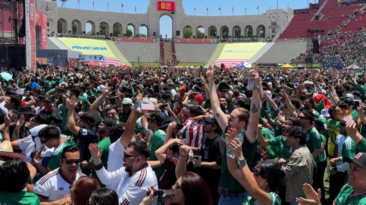 جماهير المكسيك تحتفل بالمباراة الافتتاحية لكأس العالم 2026