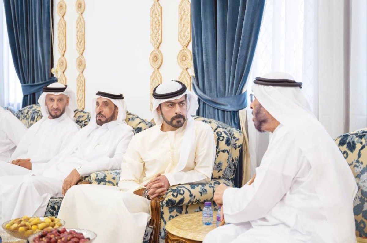 خليفة بن طحنون وعبدالله آل حامد خلال تقديم العزاء