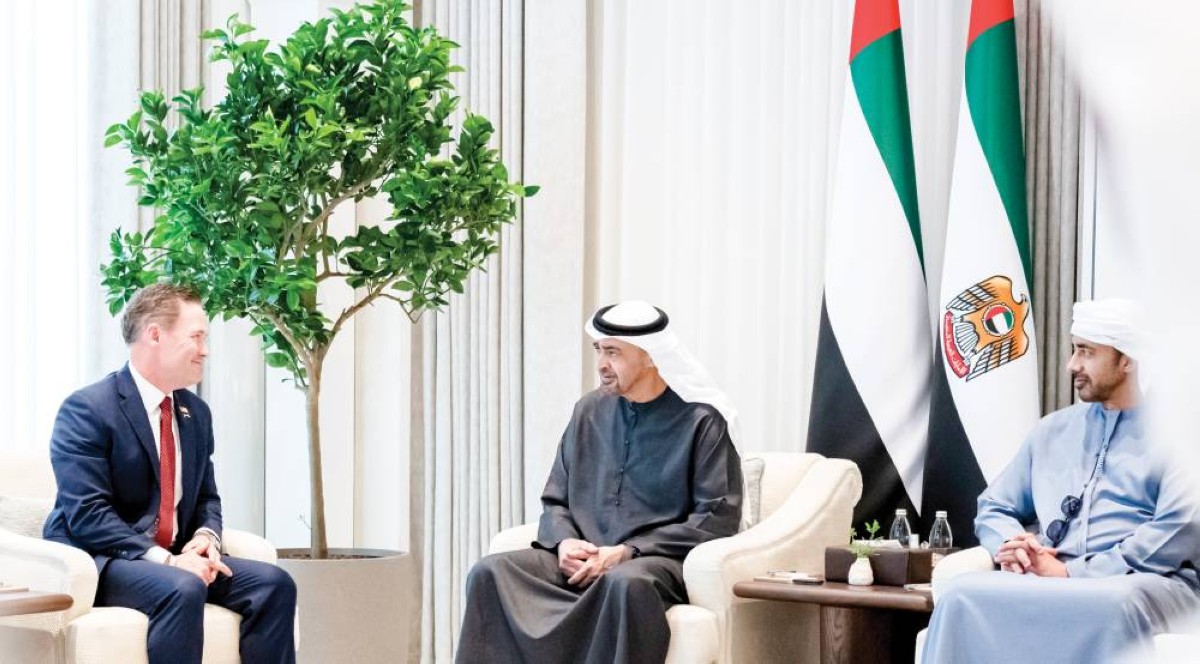 محمد بن زايد خلال استقباله مايك والتز بحضور عبدالله بن زايد