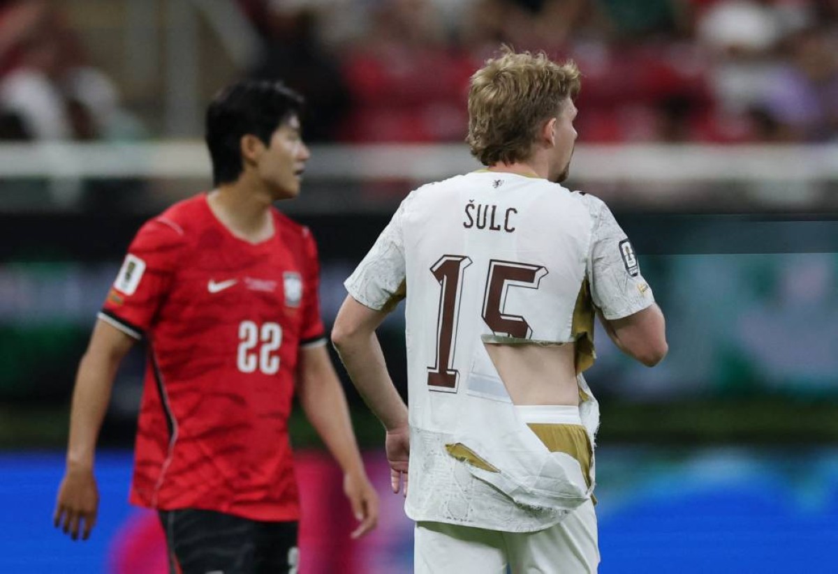 قميص ممزق يوقف مباراة التشيك وكوريا الجنوبية في كأس العالم