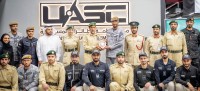 عبدالله المري وصالح العامري يتبادلان الدروع التذكارية خلال لقطة جماعية