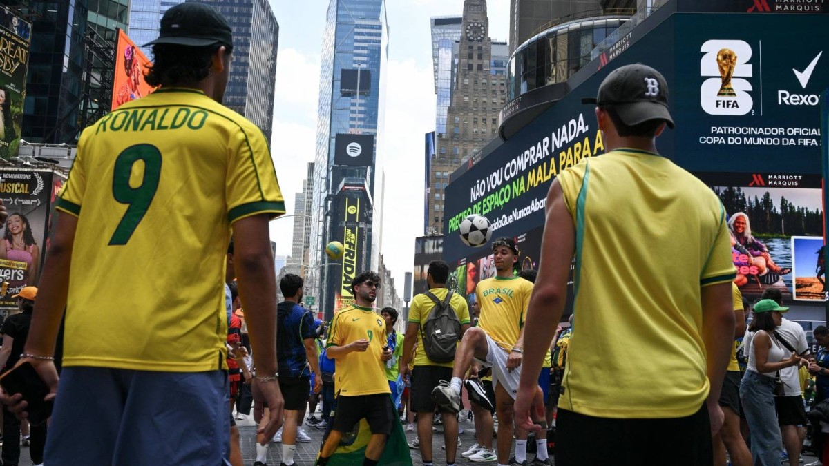 احتفالات مغربية برازيلية في «تايمز سكوير» قبل قمة كأس العالم