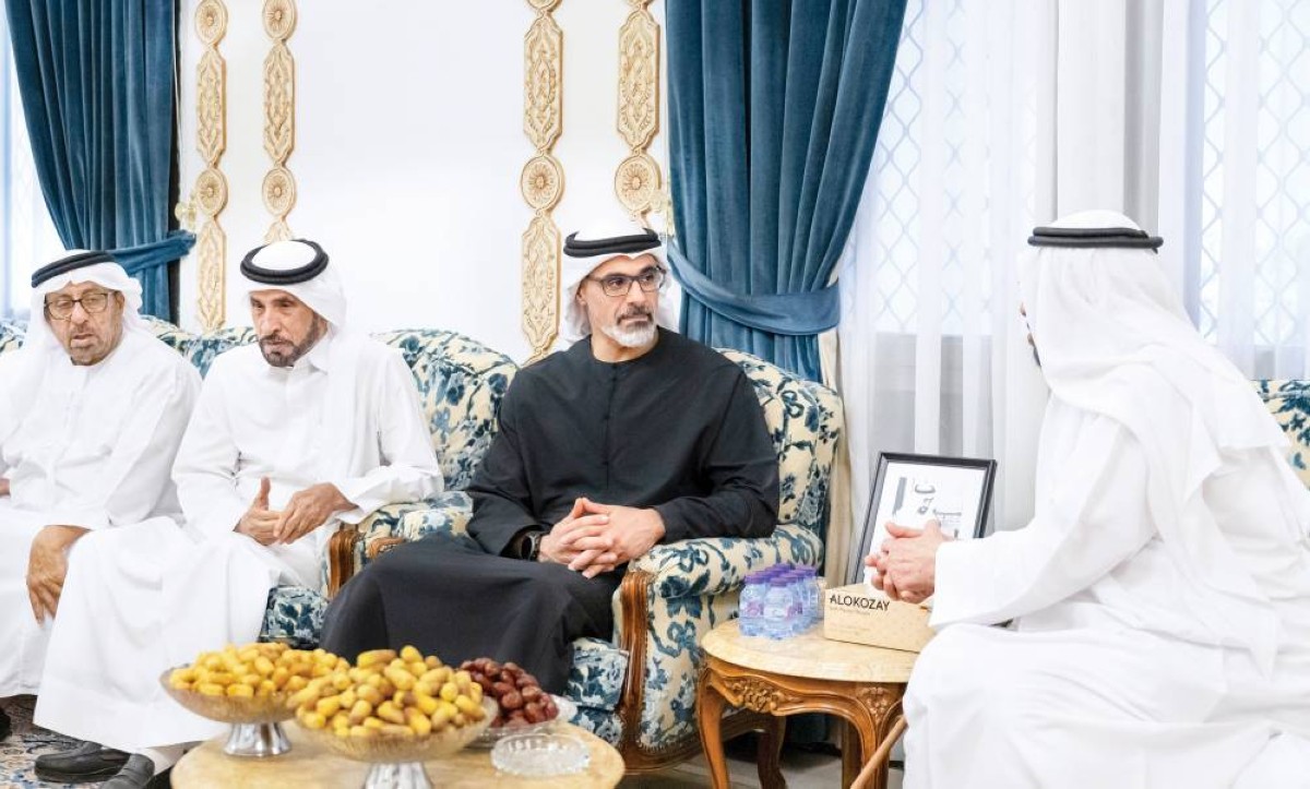 خالد بن محمد خلال تقديمه واجب العزاء