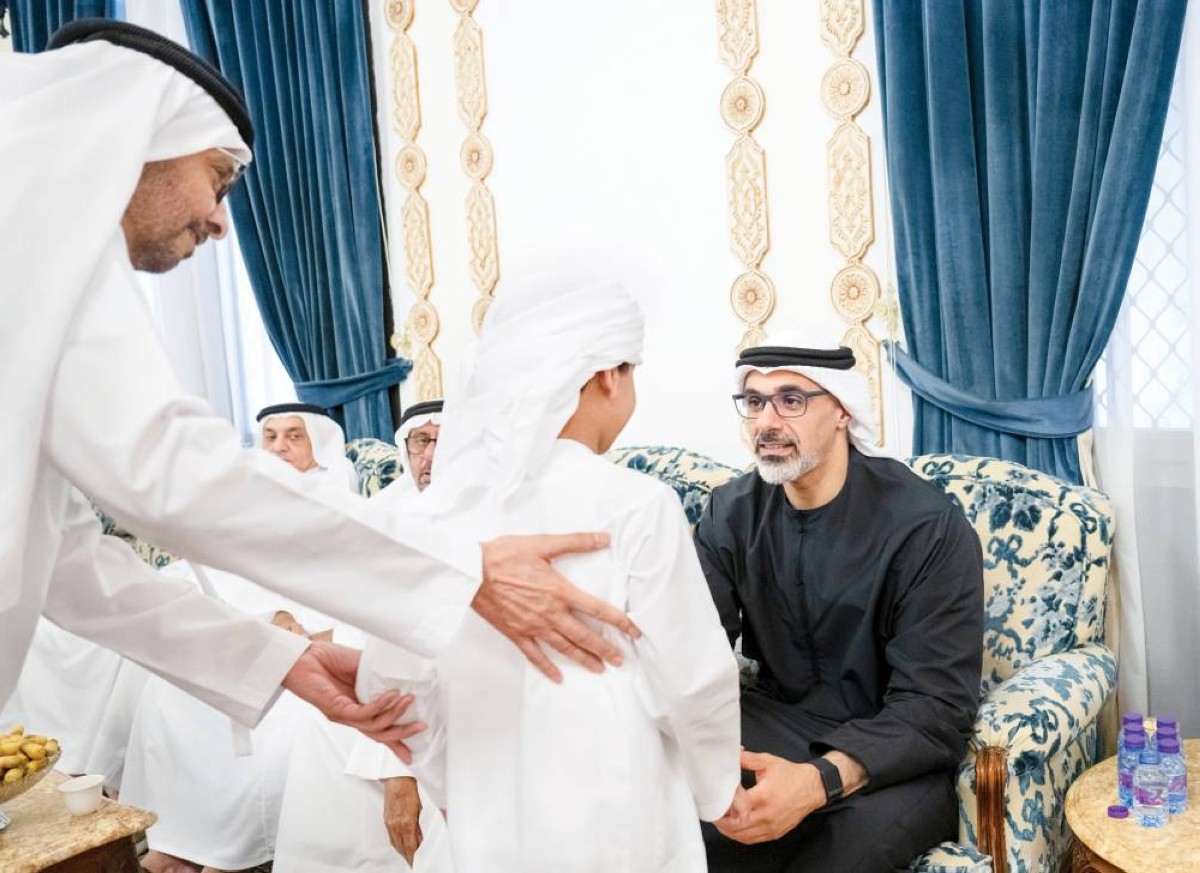 سموه متحدثاً إلى أحد أفراد أسرة الفقيدة