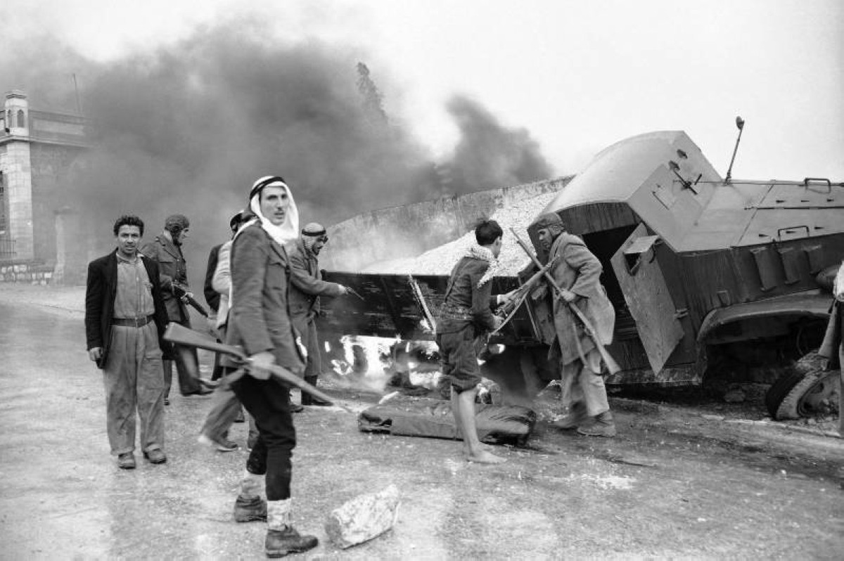 1948 جيوش عربية تهاجم القوات الإسرائيلية في الأراضي الفلسطينية المحتلة.