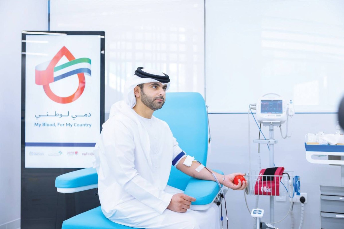 منصور بن محمد خلال تبرعه بالدم في نوفمبر الماضي
